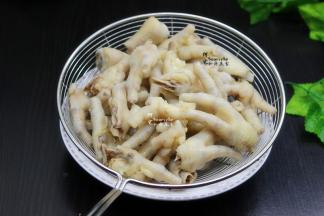 鸡爪用刷子捞出，过冷水，沥干。冷水，迅速降温，能保持鸡爪的韧劲，外皮Q弹。