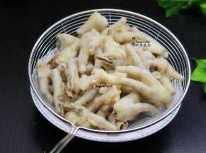 鸡爪用刷子捞出，过冷水，沥干。冷水，迅速降温，能保持鸡爪的韧劲，外皮Q弹。