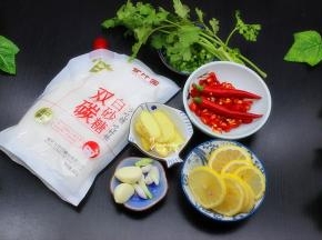 等待鸡爪放凉的过程，可以准备辅料食材。生姜洗净切片、辣椒洗净切段，留2个不要切。柠檬洗净切片，大蒜、葱白、香葱分别洗净准备好。