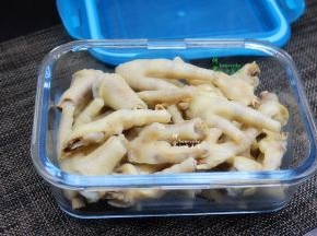 把放凉的鸡爪装入保鲜盒，别装的太满，我分了二个保鲜盒装。然后把柠檬片、辣椒、生姜、大蒜、葱白、香葱、白砂糖、盐，放在鸡爪上面，接着倒入泡椒水、香醋、生抽。液体要浸没鸡爪，这样才入味，不会坏。