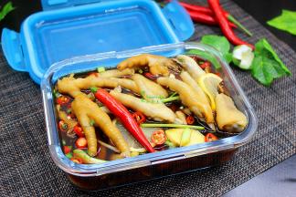 盖上盖子，放入冰箱冷藏一个晚上即可吃。