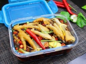 盖上盖子，放入冰箱冷藏一个晚上即可吃。