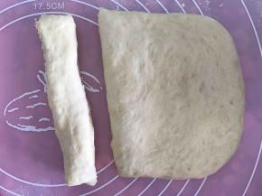 用刮板切开长条装。