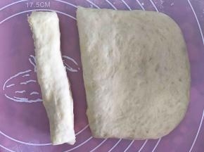 用刮板切开长条装。