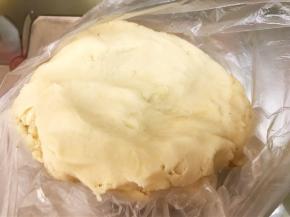 油酥装入保鲜袋放入冰箱冷藏松弛30分钟