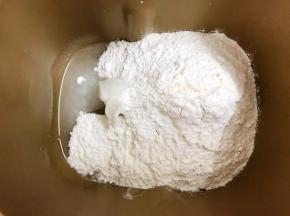 先把水油皮材料丢进面包桶里