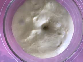 面团发酵至2倍大小左右，用手指粘一点面粉搓一个洞，不回缩即是发酵好了，如果发生塌陷，说明发酵过头了。