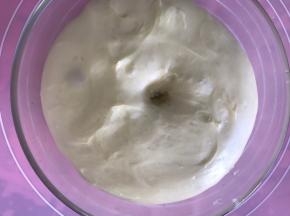 面团发酵至2倍大小左右，用手指粘一点面粉搓一个洞，不回缩即是发酵好了，如果发生塌陷，说明发酵过头了。