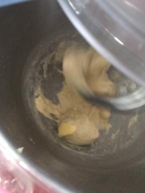 加入黄油后，开2档低速搅拌均匀。