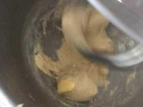 加入黄油后，开2档低速搅拌均匀。