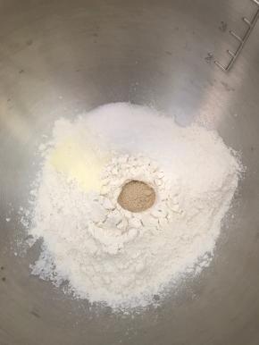 将面团材料除了冰水和鸡蛋外，其它材料放入厨师机桶