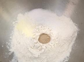 将面团材料除了冰水和鸡蛋外，其它材料放入厨师机桶