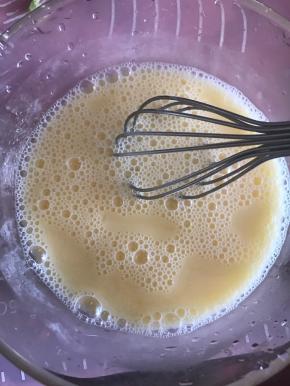 用将冰水和鸡蛋手动打蛋器搅打均匀。