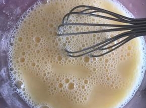 用将冰水和鸡蛋手动打蛋器搅打均匀。