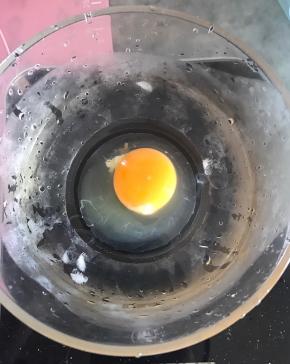 冰水加入鸡蛋，我这边南方天气较热，所以选择冰水和面，如果气温偏低，可以选择普通的水即可。