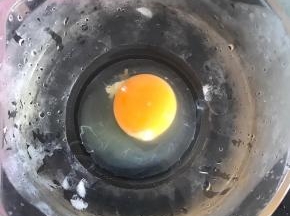 冰水加入鸡蛋，我这边南方天气较热，所以选择冰水和面，如果气温偏低，可以选择普通的水即可。