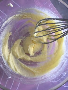 将细砂糖搅打至融化。