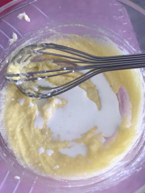 再加入牛奶继续搅打，要充分搅打均匀才能进行下一步骤，不然会出现油水分离。