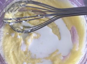 再加入牛奶继续搅打，要充分搅打均匀才能进行下一步骤，不然会出现油水分离。