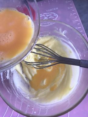 鸡蛋液要分多次加入，每次加入之前必须是充分搅拌均匀。我这里分4次加入，最后还剩一些鸡蛋液刷面包条表面备用的。