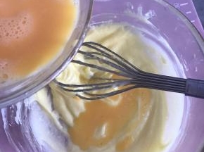 鸡蛋液要分多次加入，每次加入之前必须是充分搅拌均匀。我这里分4次加入，最后还剩一些鸡蛋液刷面包条表面备用的。