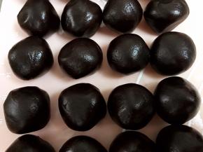 红豆沙分成25克一份，共32份