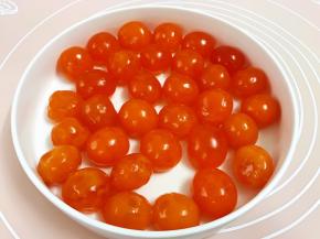 新鲜的咸鸭蛋敲出来蛋黄，剥干净外面依附的薄膜，这样处理才不会腥哦
用成品咸蛋黄的话提前泡油喷白酒烤几分钟