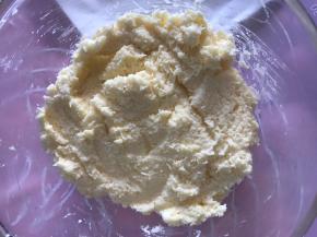 翻拌均匀的椰蓉馅放一旁备用。