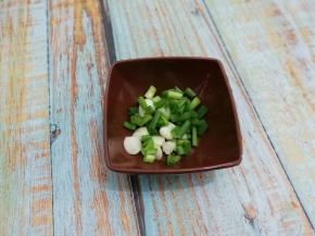 小葱洗干净切成小粒