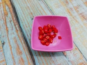 小米椒切成小段