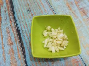 大蒜切成小粒
