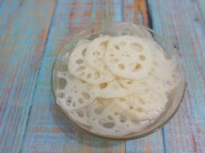 莲藕洗干净去皮切成片，用盐水浸泡一会儿，防止变黑