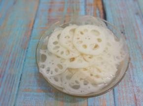 莲藕洗干净去皮切成片，用盐水浸泡一会儿，防止变黑