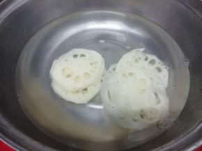 汤锅里加入适量的水，再加入少许的盐大火烧开，然后把莲藕放入锅中焯水三分钟