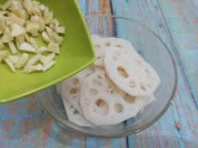 然后捞出沥干水分放入大碗中，加入蒜粒