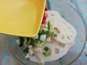 再加入糖醋汁，然后搅拌均匀