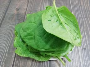 木耳菜去掉老根和坏的叶子，然后用盐水浸泡一会，再用水冲洗干净