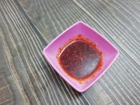 小碗中放入生抽、香油、辣椒油