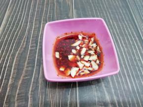 然后再把切碎的蒜放入碗中搅均匀