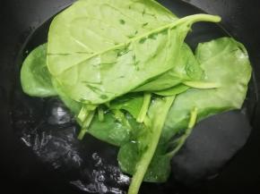 锅里加入适量的水，再加入少许盐和油大火烧开，再把洗干净的菜，放入锅中焯水