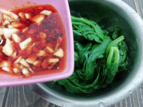 加入调好的料搅拌均匀