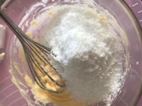 搅拌均匀后加入椰蓉，换刮刀翻拌均匀。