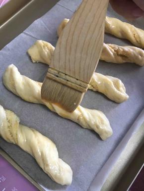 发酵至两倍大小左右，拿出来刷蛋液，此时烤箱进行预热，170℃上下火，十分钟。预热好后再送进烤箱，170℃上下火，10分钟左右。根据自己烤箱脾气自行调节烤箱温度和时间哦！