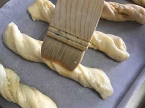 发酵至两倍大小左右，拿出来刷蛋液，此时烤箱进行预热，170℃上下火，十分钟。预热好后再送进烤箱，170℃上下火，10分钟左右。根据自己烤箱脾气自行调节烤箱温度和时间哦！