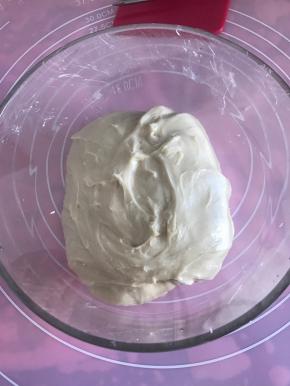 将面团放入干净的盆中，怕粘可以涂一层油，盖上保鲜膜进行一次发酵。