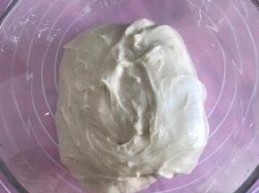 将面团放入干净的盆中，怕粘可以涂一层油，盖上保鲜膜进行一次发酵。