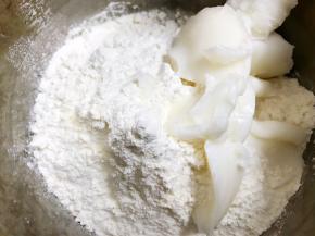 揉面的时候同时把油酥做好
猪油和低粉揉成团