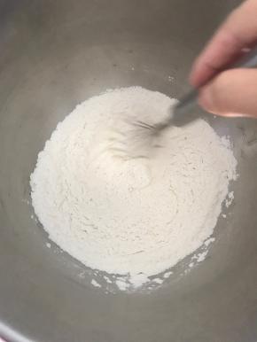 用手动打蛋器搅打均匀，带入一些空气。