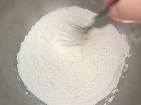 用手动打蛋器搅打均匀，带入一些空气。