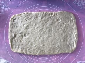 将发酵好的面团取出轻轻排气，然后幹开成大的长方形状。